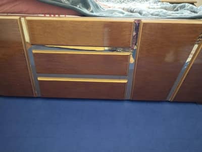 I want to sale my bed set on urgent basis. . need money