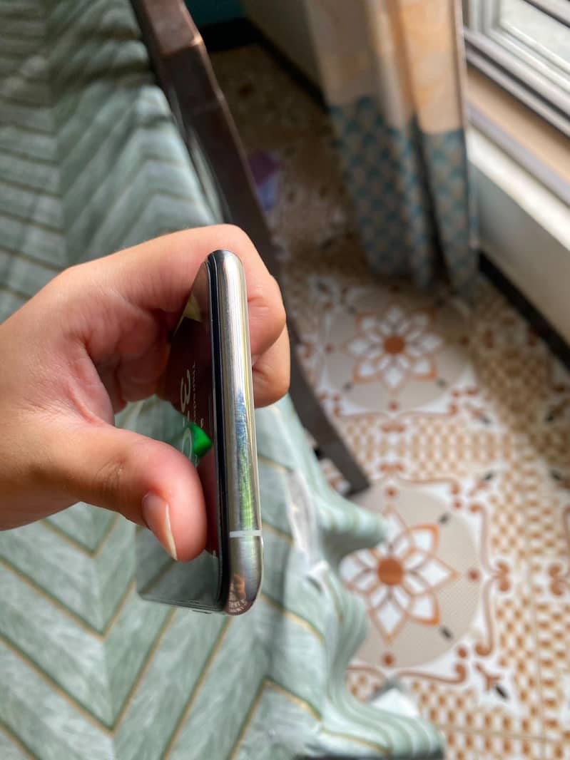 Apple iPhone X 4