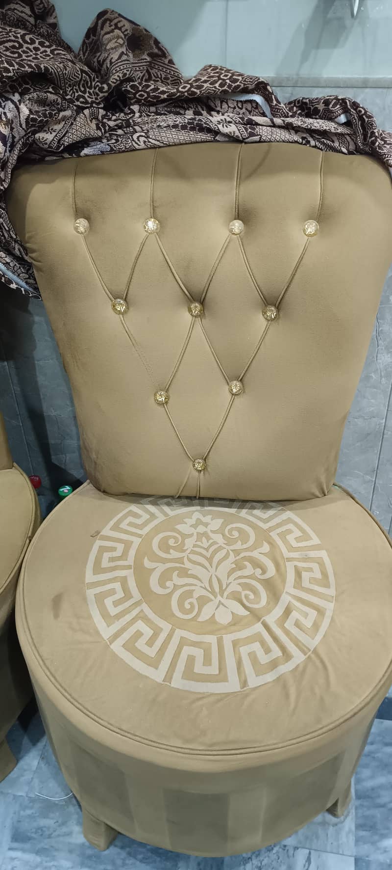 2 SEATER SOFAS 0