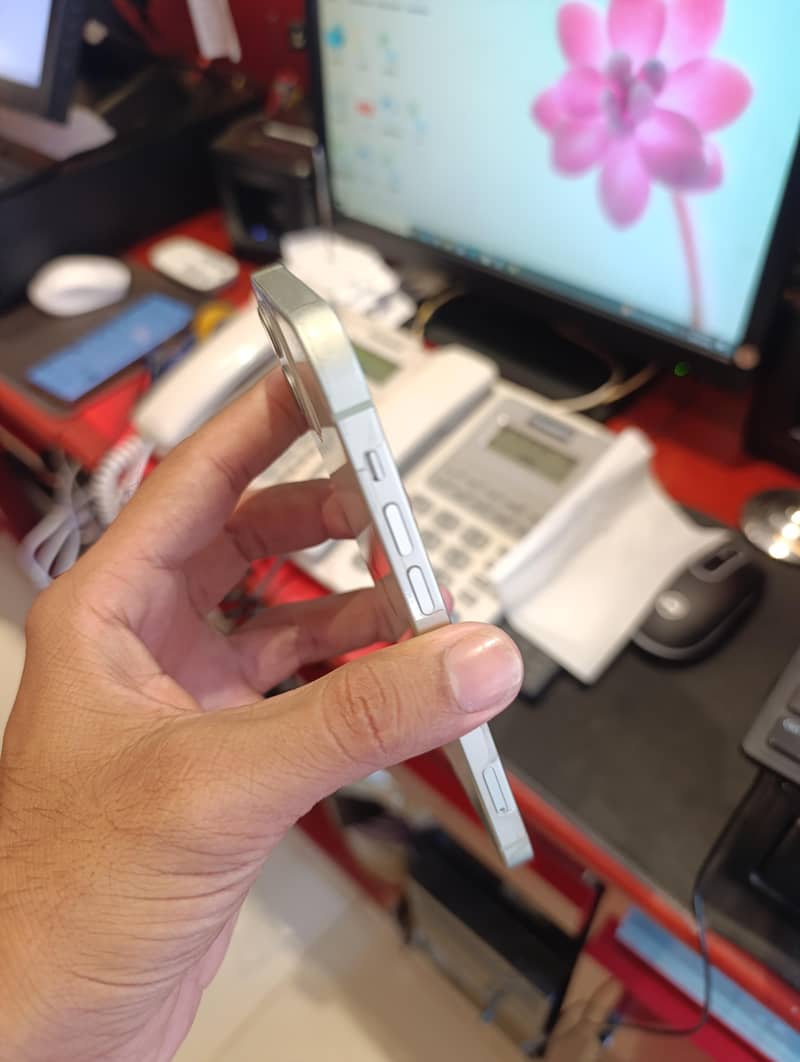 Apple iPhone 12 6
