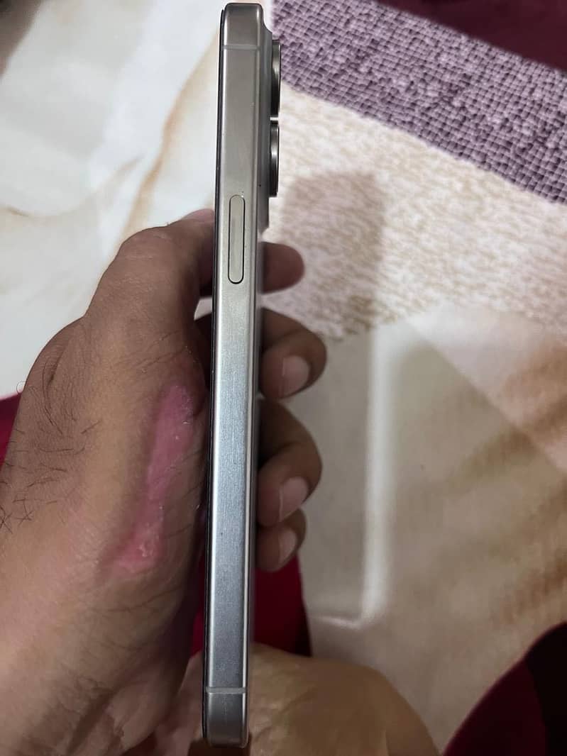 Apple iPhone 15 Pro Max 4