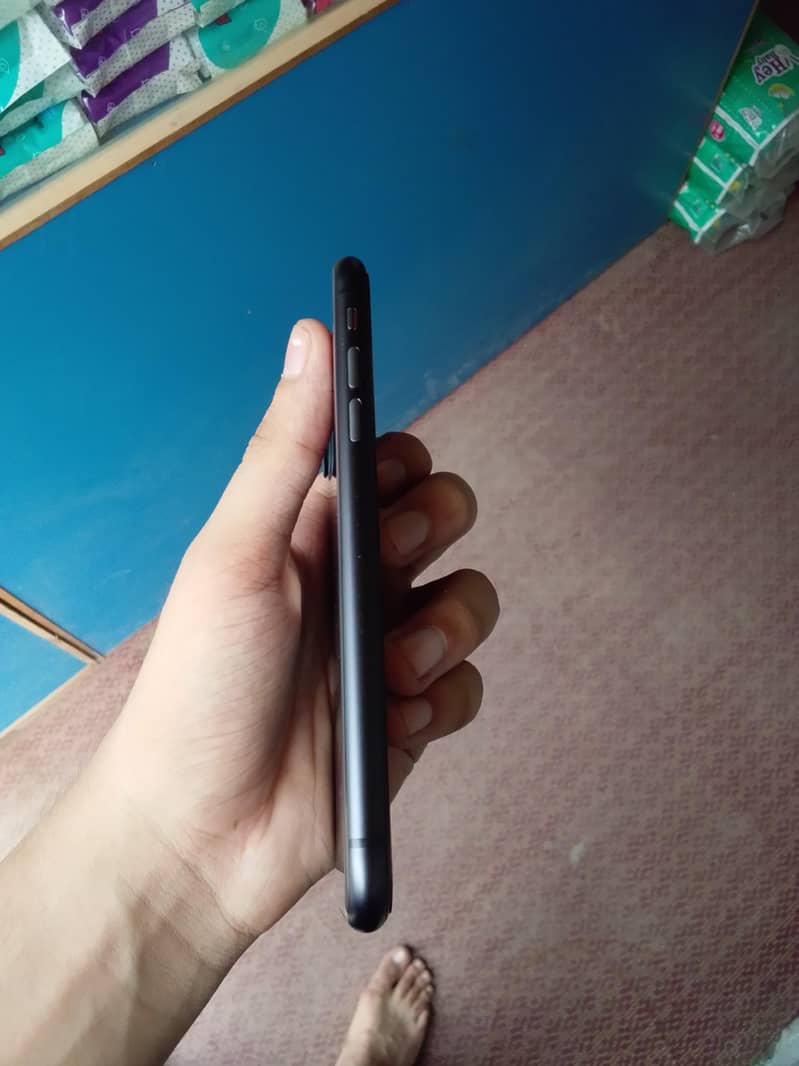 Apple iPhone 11 4
