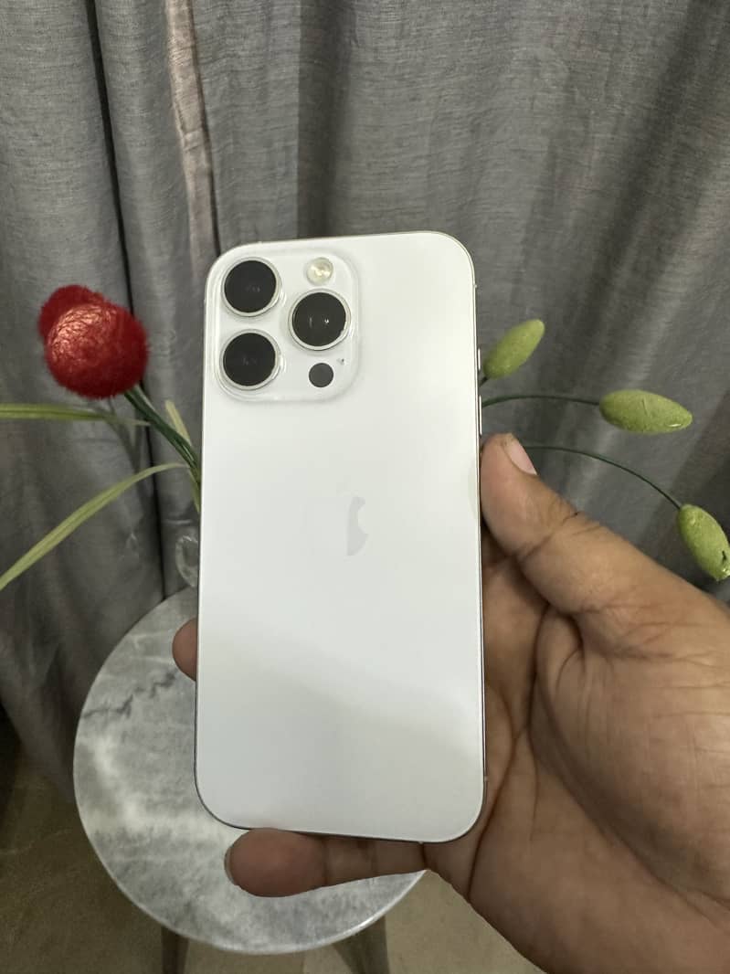 Apple iPhone 16 Pro 0