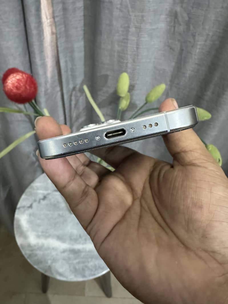 Apple iPhone 16 Pro 3