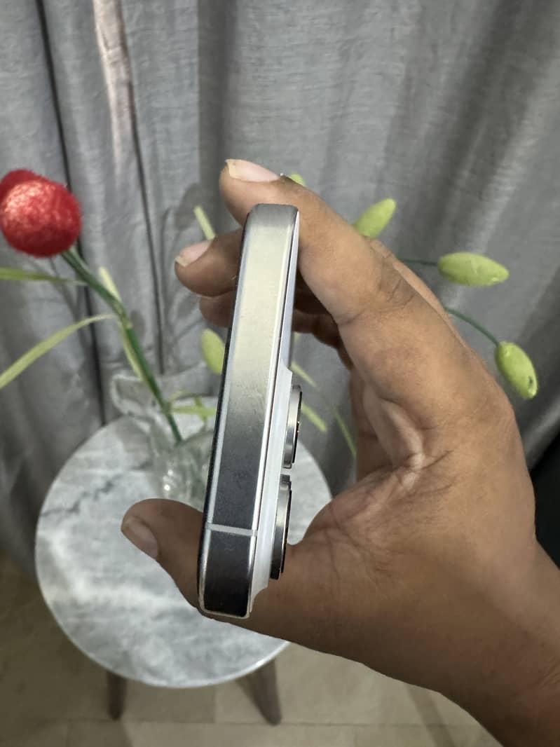 Apple iPhone 16 Pro 8