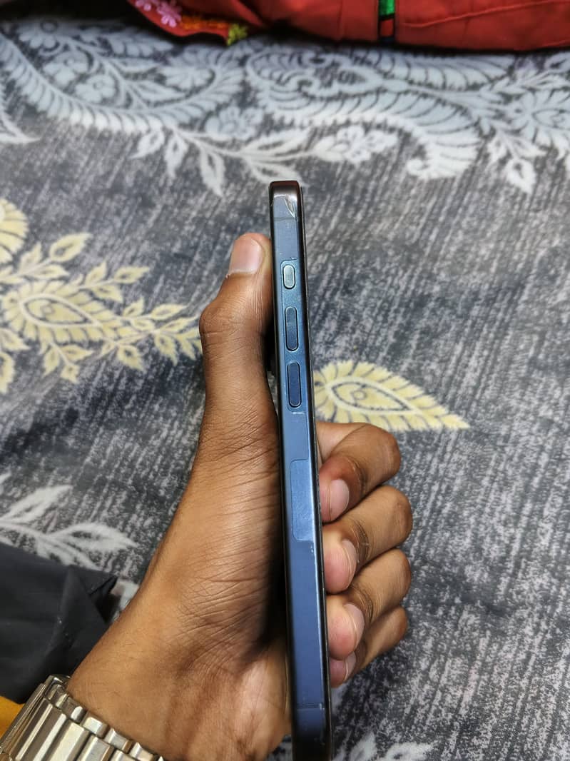 Apple iPhone 15 Pro 2