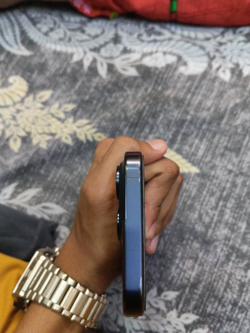 Apple iPhone 15 Pro 3
