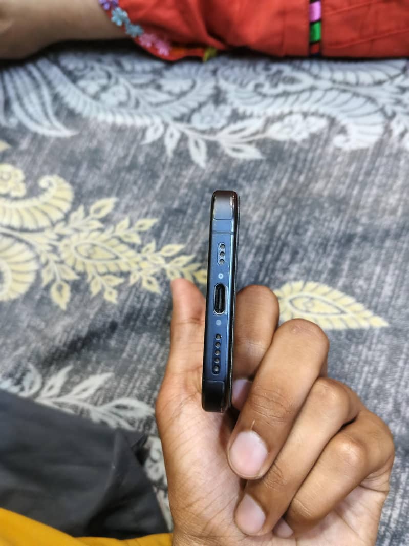 Apple iPhone 15 Pro 4