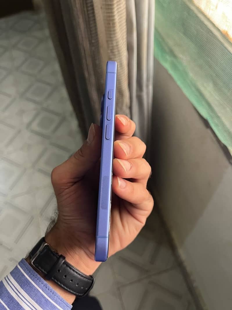 Apple iPhone 16 3