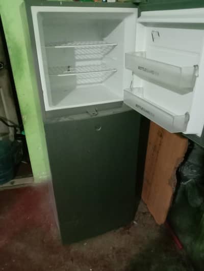 Refrigerator grey colour ka hai