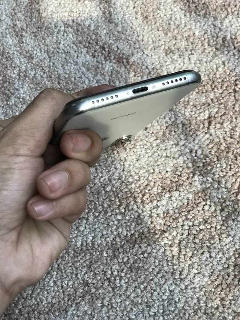 Apple iPhone X 4