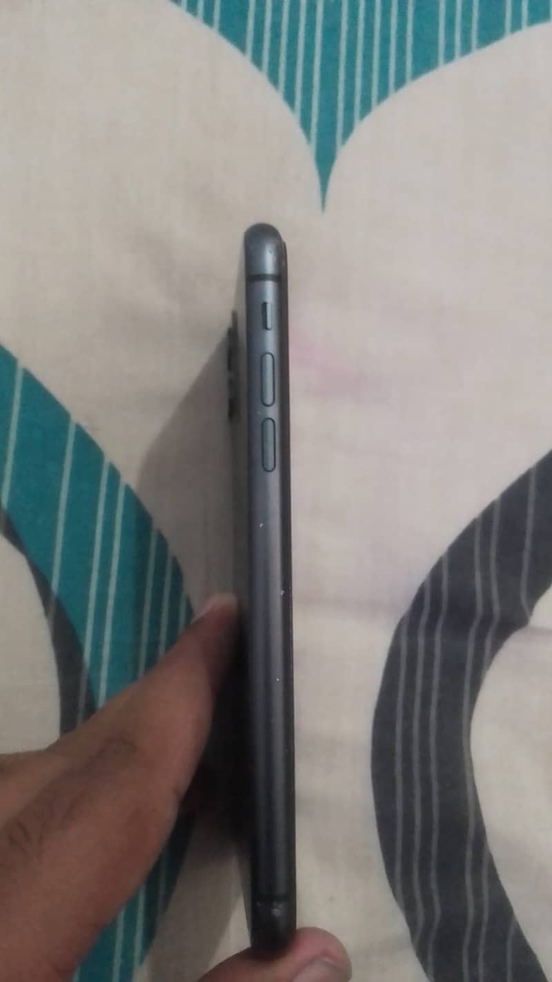 Apple iPhone 11 4
