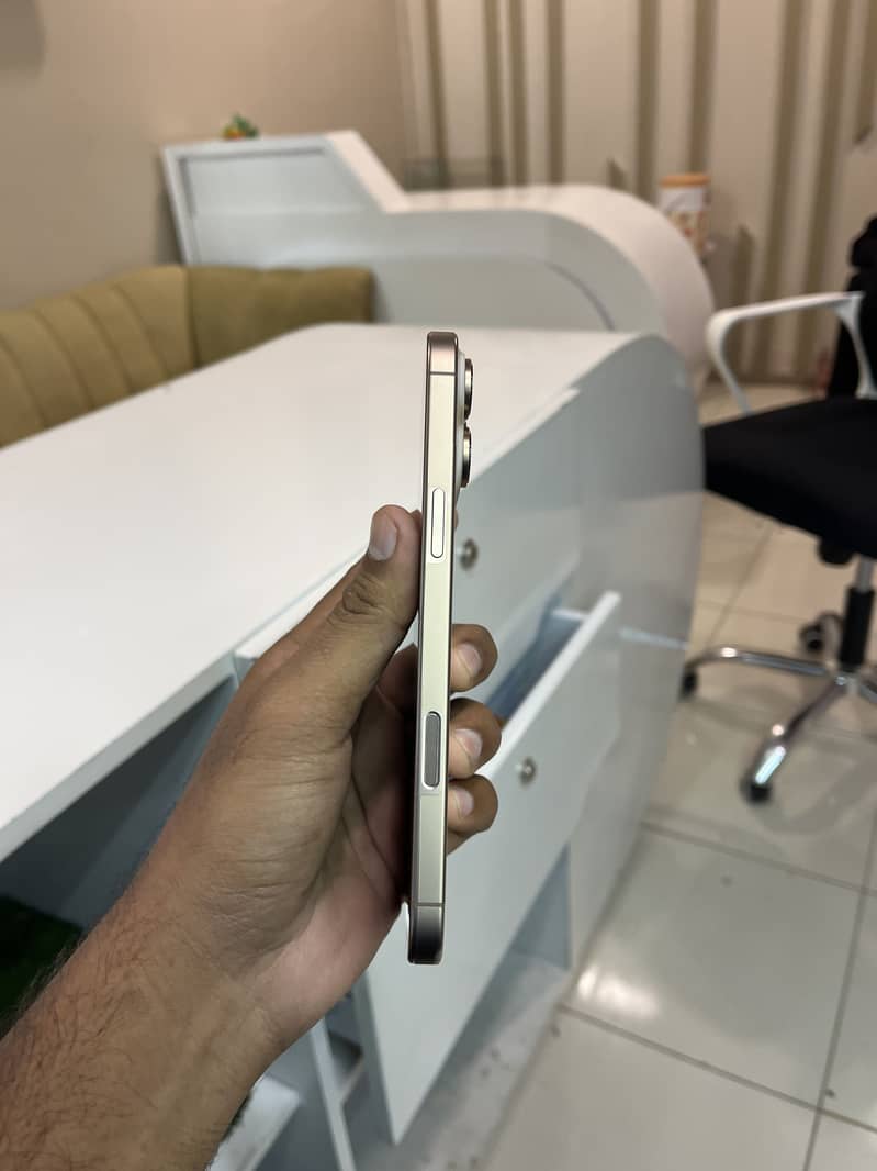 Apple iPhone 16 Pro Max 1