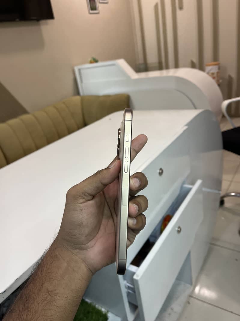Apple iPhone 16 Pro Max 2