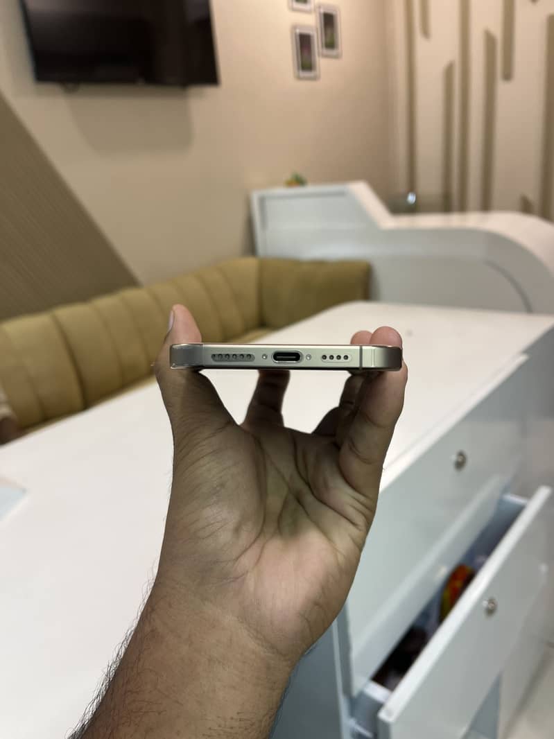 Apple iPhone 16 Pro Max 3