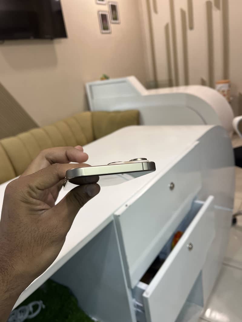 Apple iPhone 16 Pro Max 4