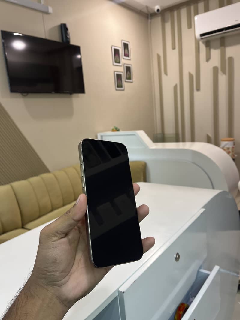 Apple iPhone 16 Pro Max 6