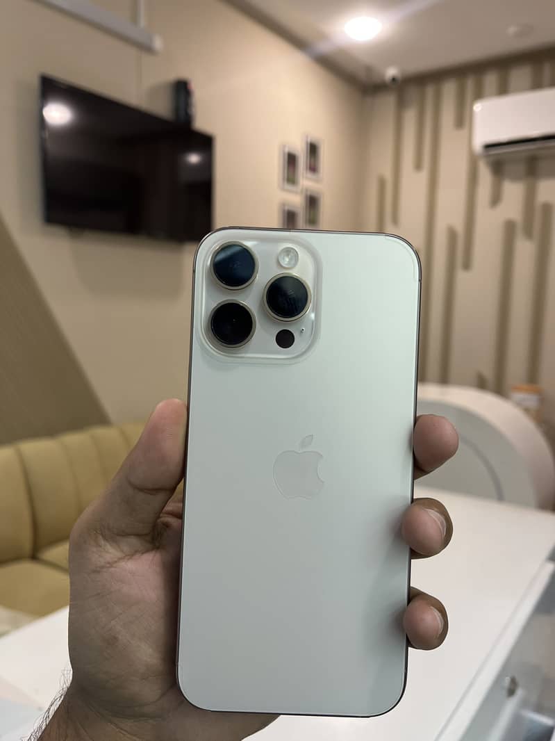 Apple iPhone 16 Pro Max 7