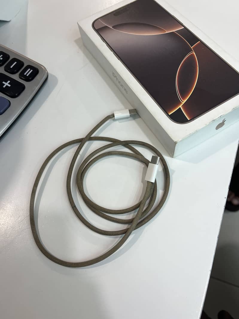 Apple iPhone 16 Pro Max 9