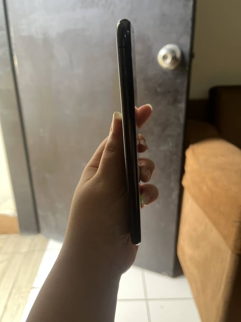 Apple iPhone XS Max 4