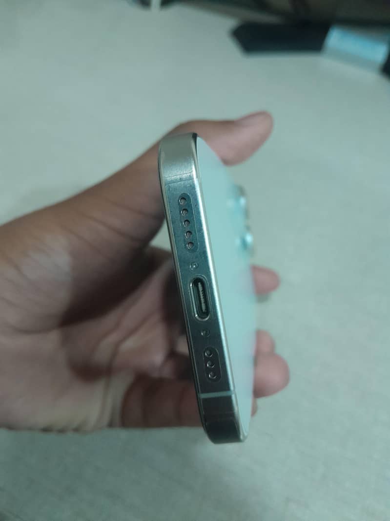 Apple iPhone 15 Pro 3