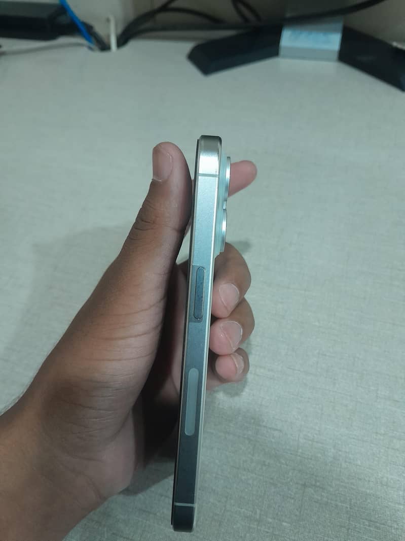 Apple iPhone 15 Pro 4