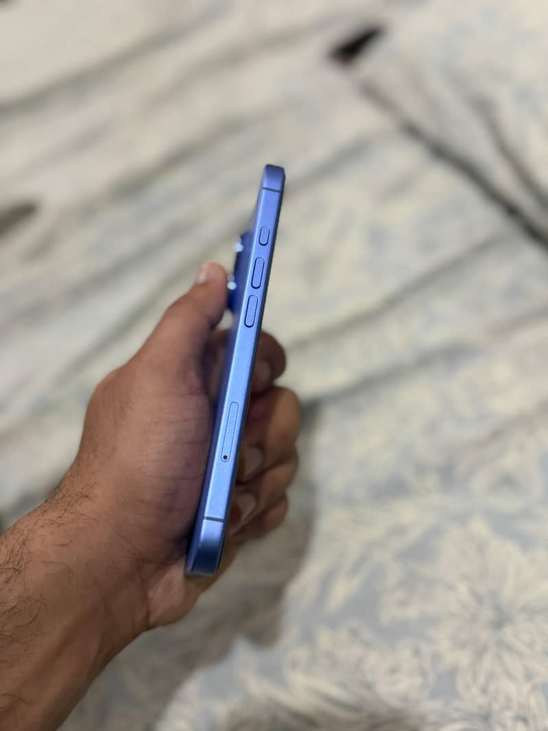 Apple iPhone 16 2