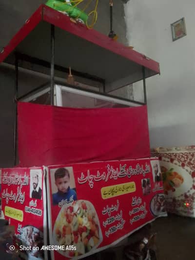 dahi baly wali reri ha full tyar ha Sath contar b ha chaat latgi hui h