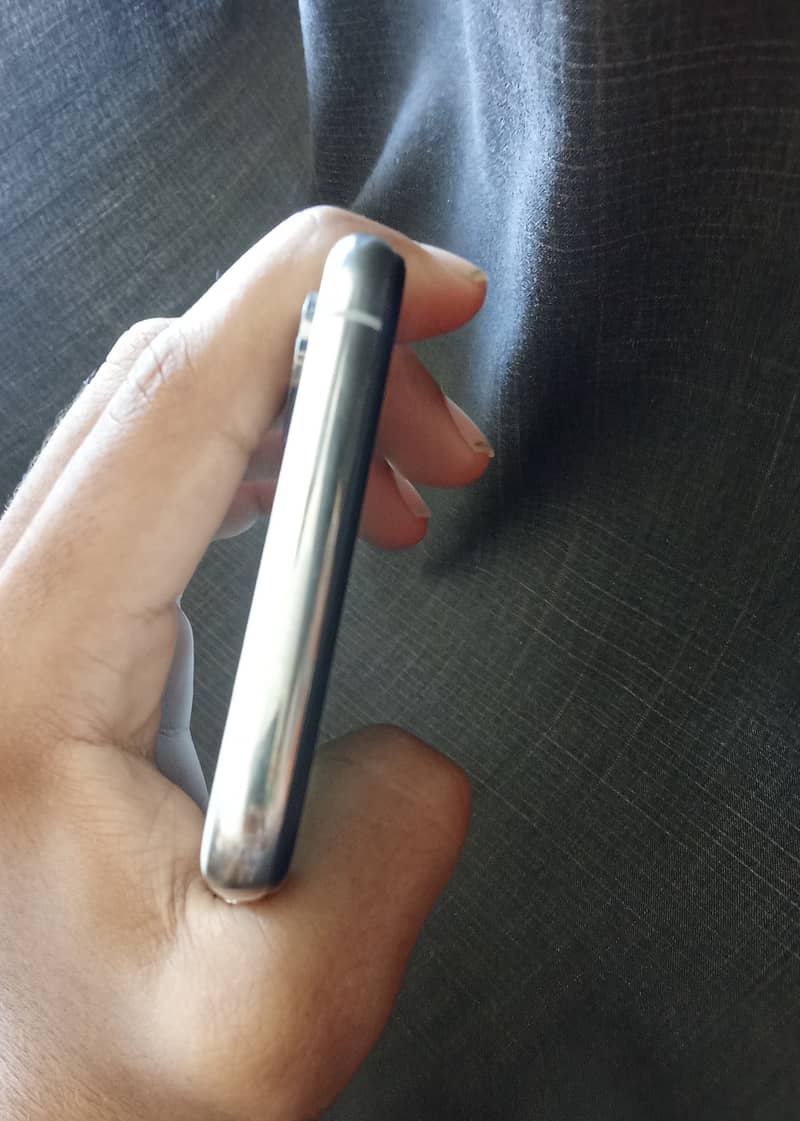 Apple iPhone XS 3
