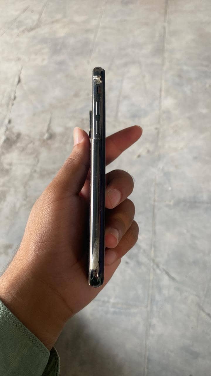 Apple iPhone X 4