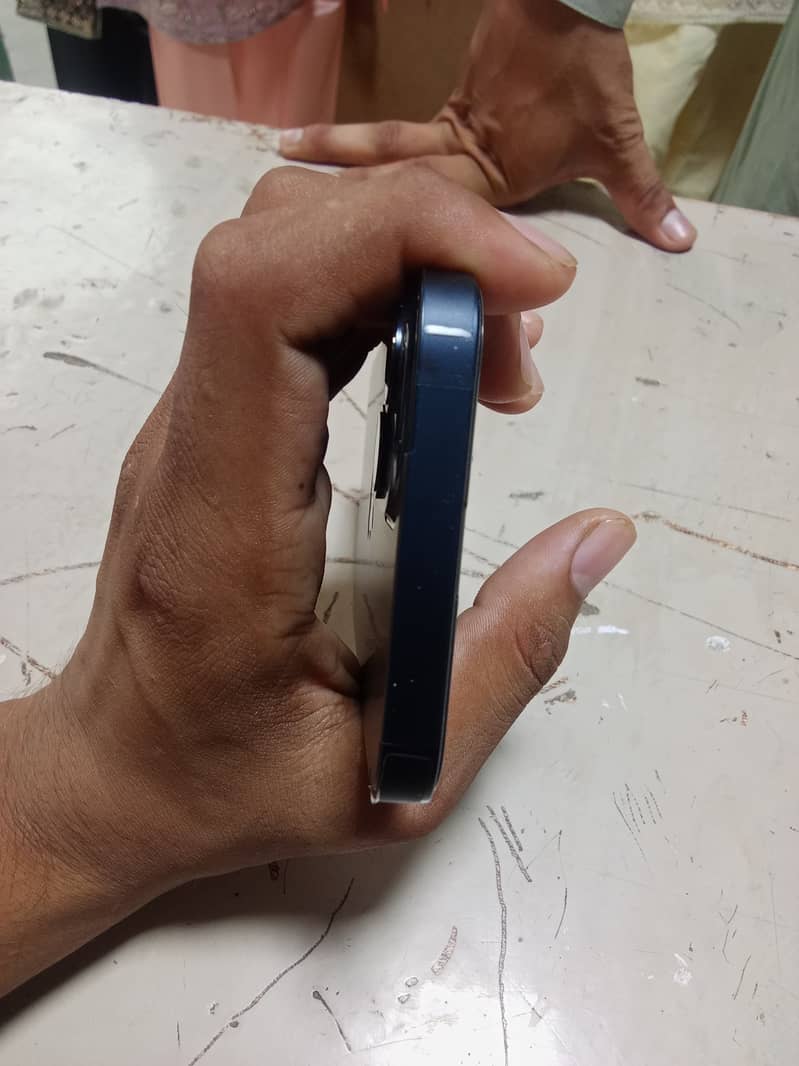 Apple iPhone 13 5