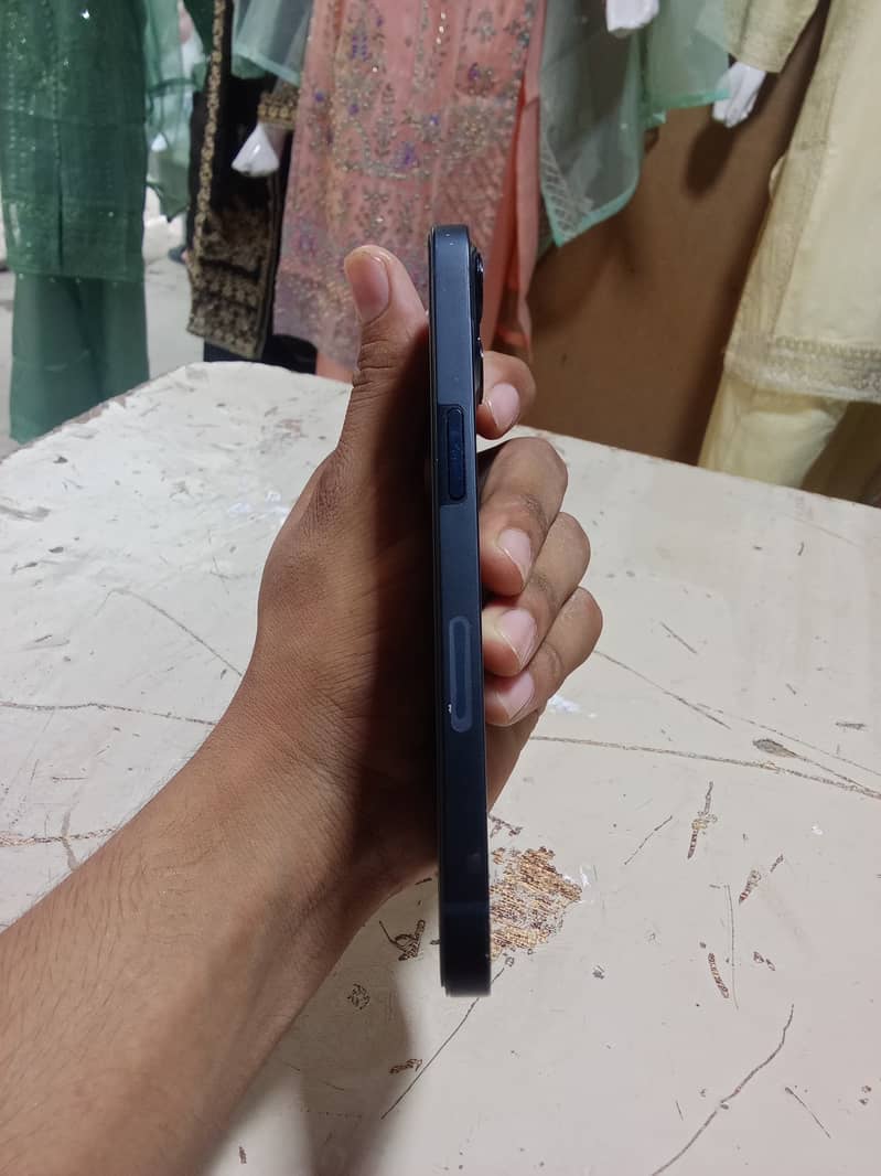 Apple iPhone 13 8