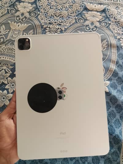 I pad pro m1 chip 128 gb condition 9/10 pubg 120 fps
