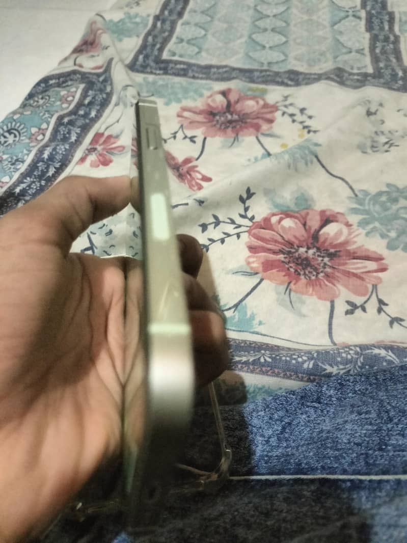 Apple iPhone 12 4