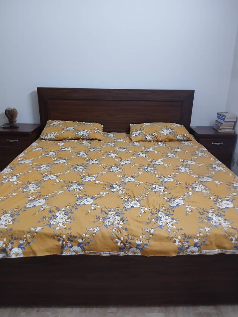 Complete King Size Bed Set (Bed + Side Tables + Dressing Table) 3