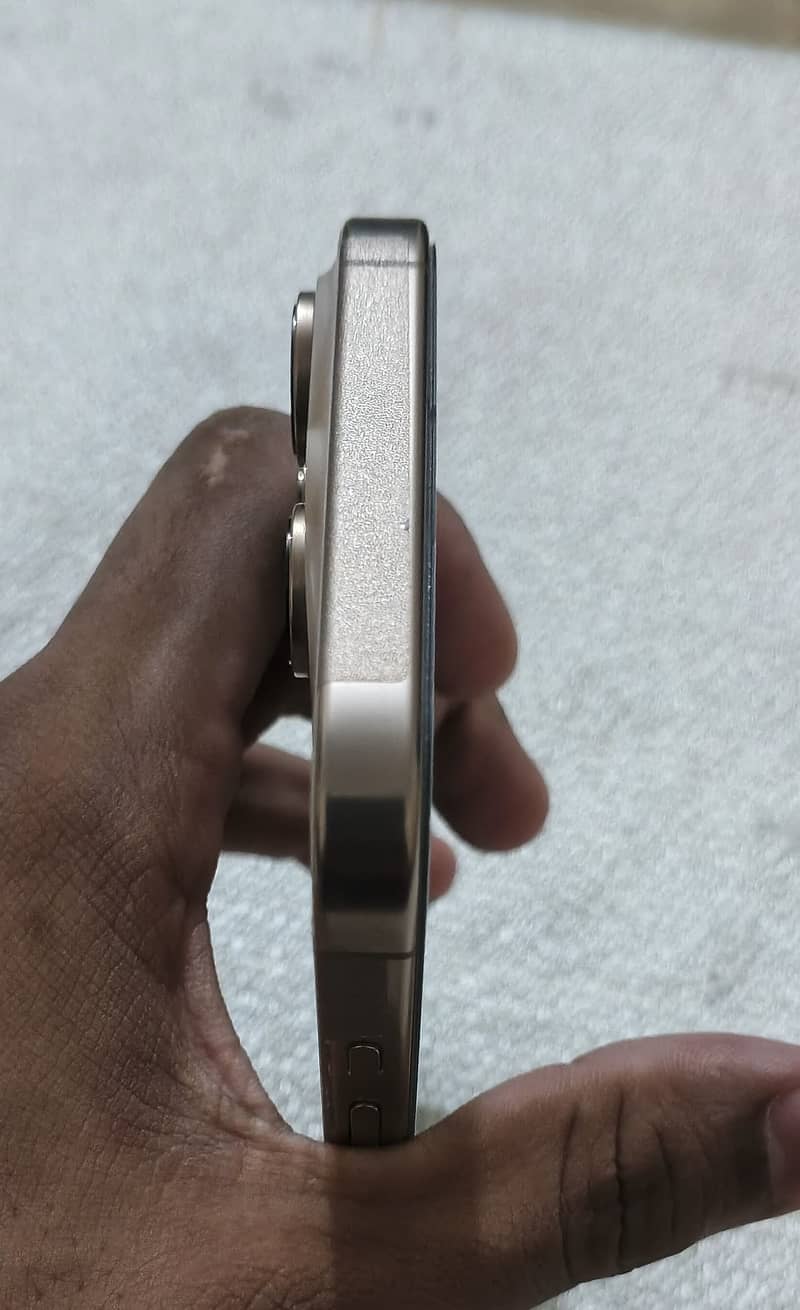 Apple iPhone 16 Pro Max 4