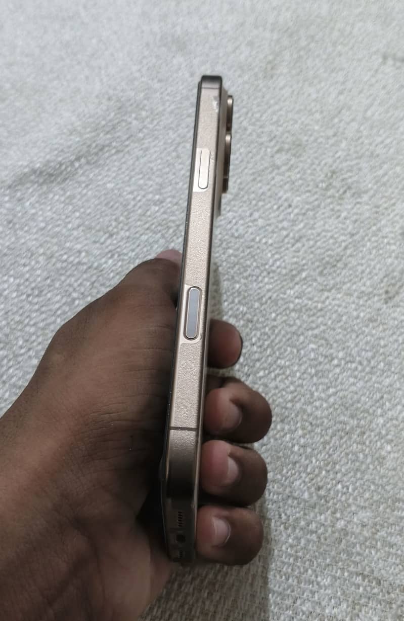 Apple iPhone 16 Pro Max 6