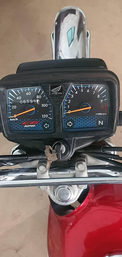Honda 125 red colour 10/10 condition all okay only 6600km driven