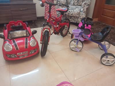 "Bachon ki ride-on gaariyan aur cyclein ka set. "