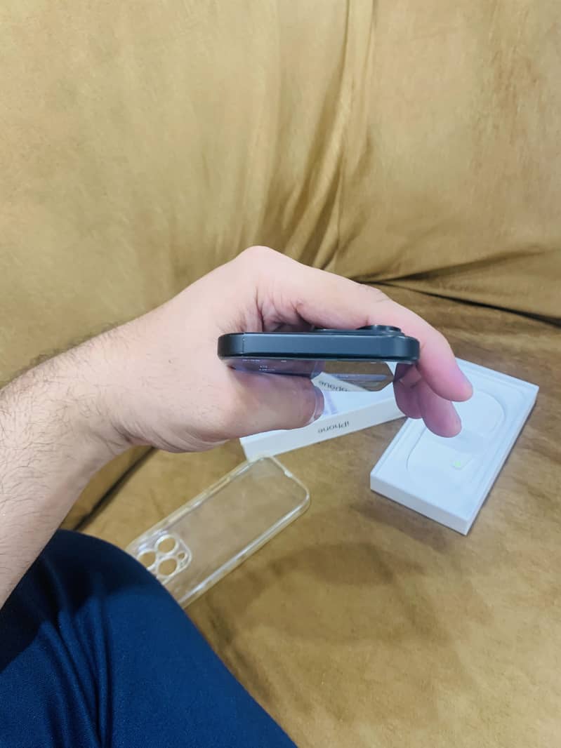 Apple iPhone 16 Pro 0