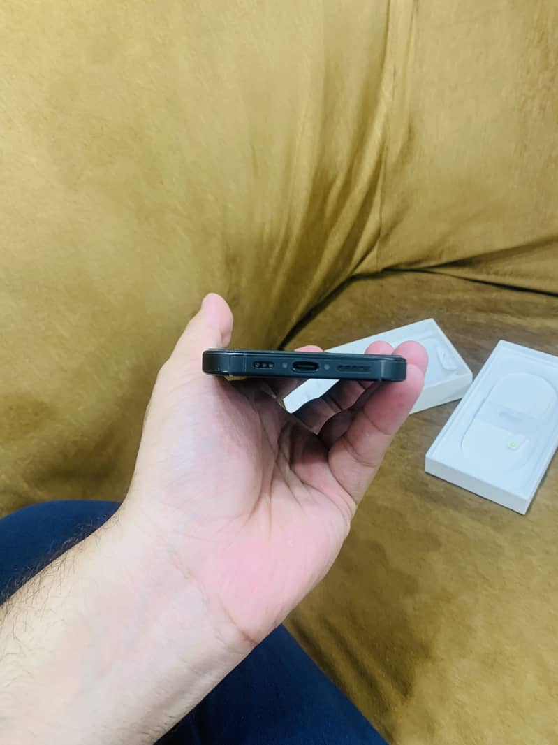 Apple iPhone 16 Pro 1