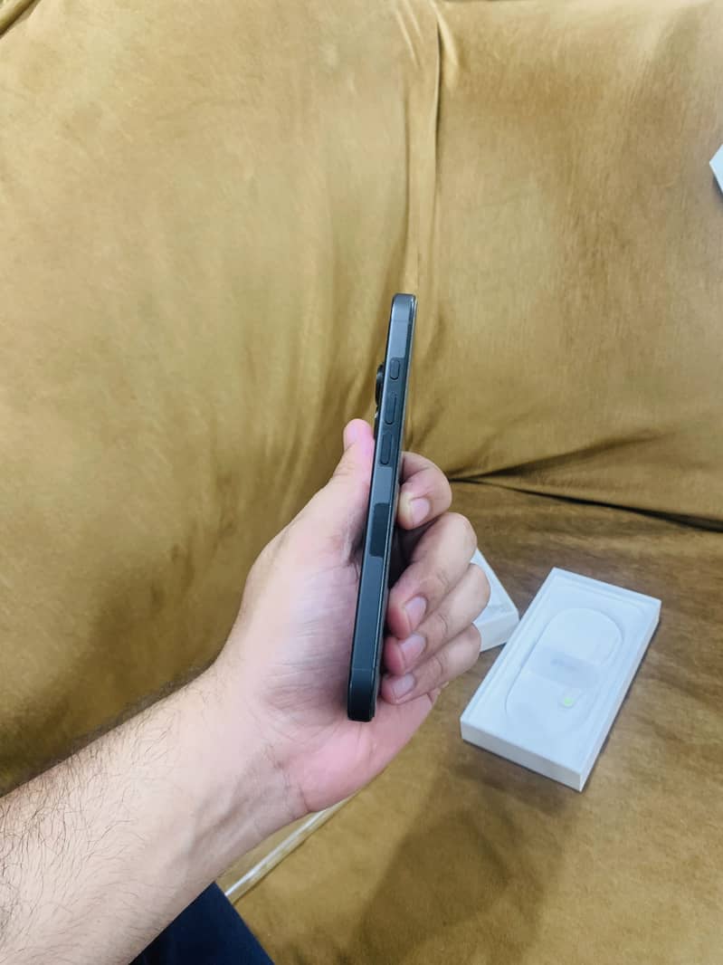 Apple iPhone 16 Pro 3