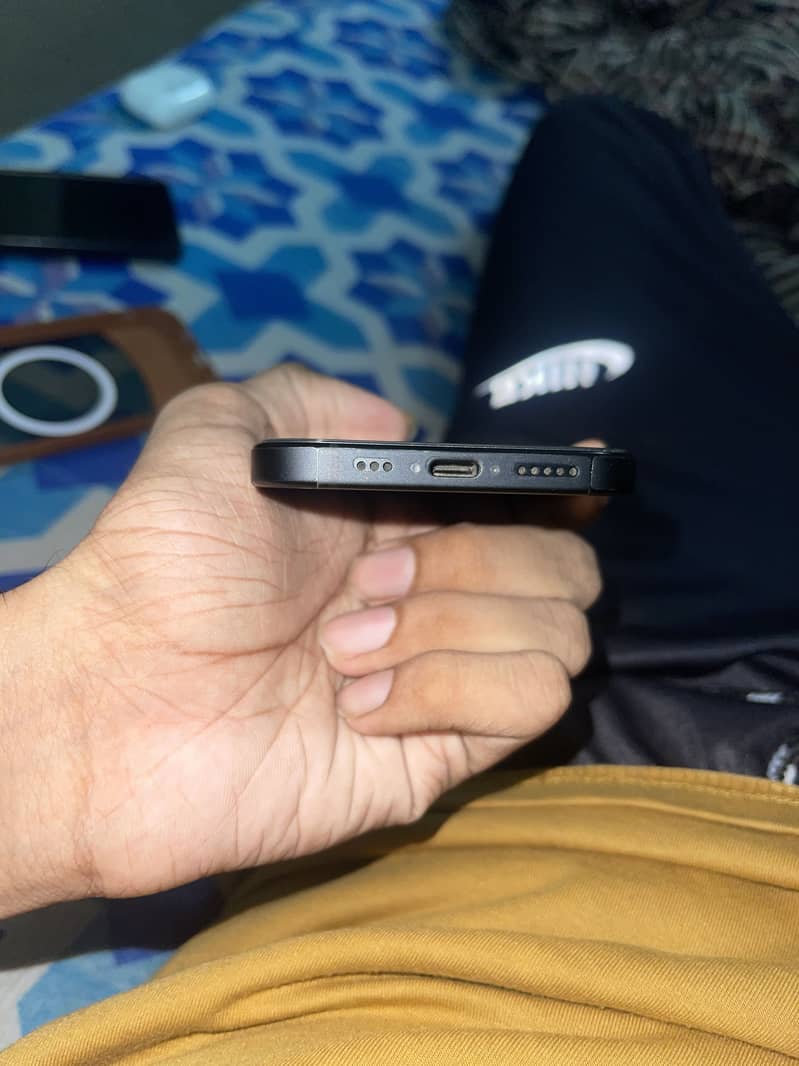 Apple iPhone 15 4