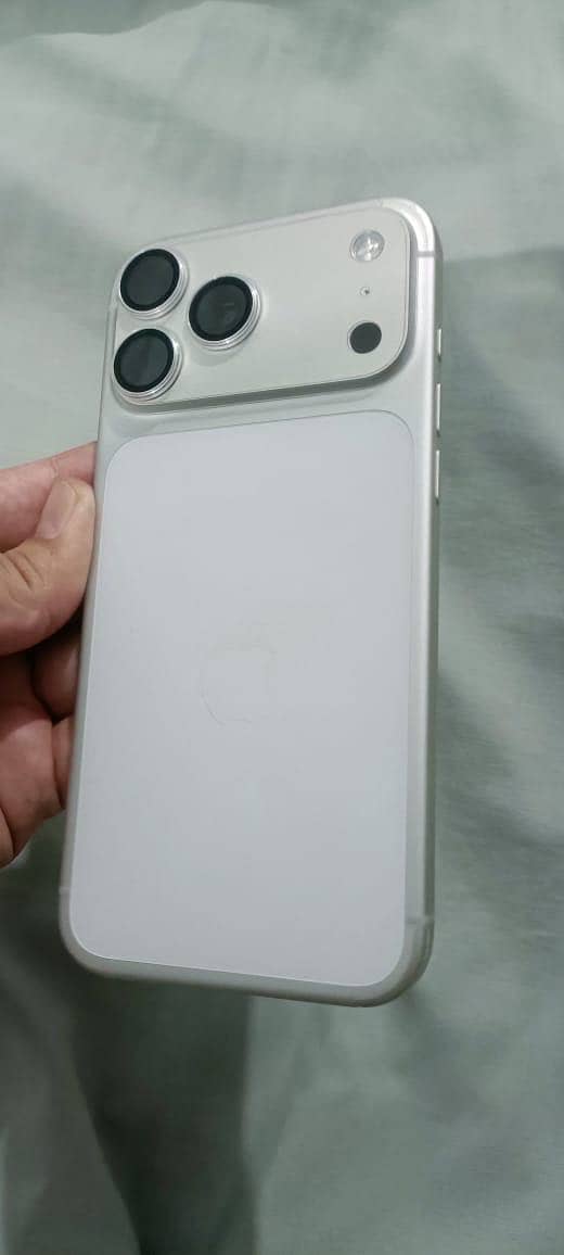 Apple iPhone 17 Pro Max 1