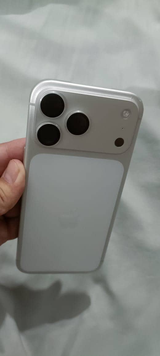 Apple iPhone 17 Pro Max 3