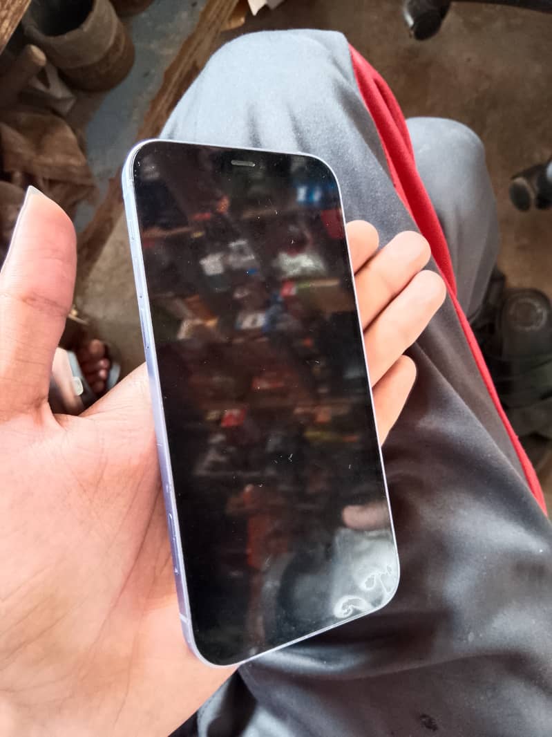 Apple iPhone 12 4