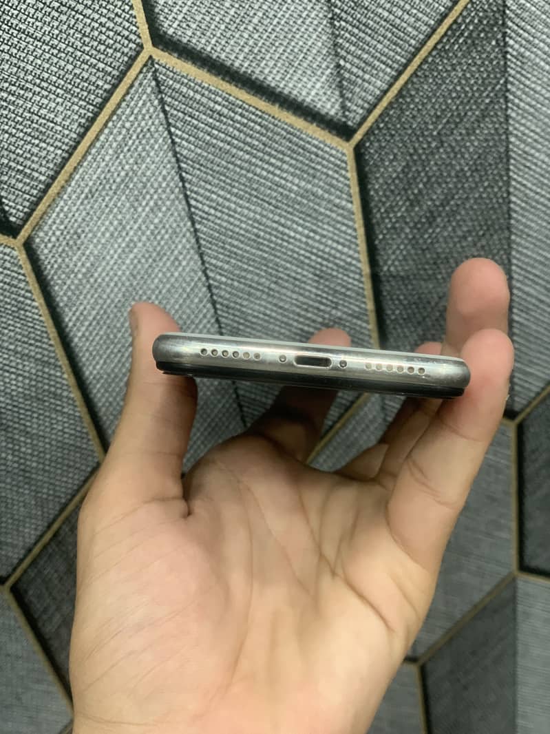 Apple iPhone X 4