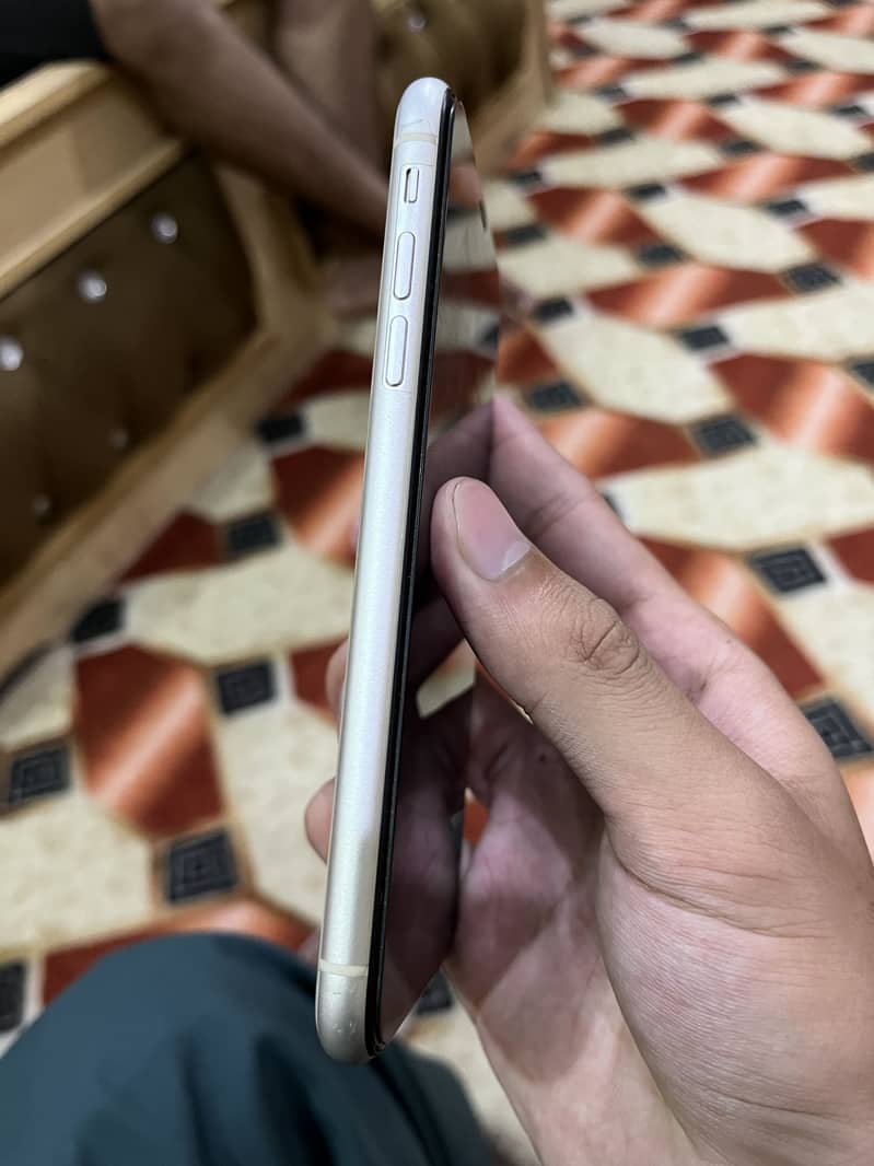 Apple iPhone 11 4