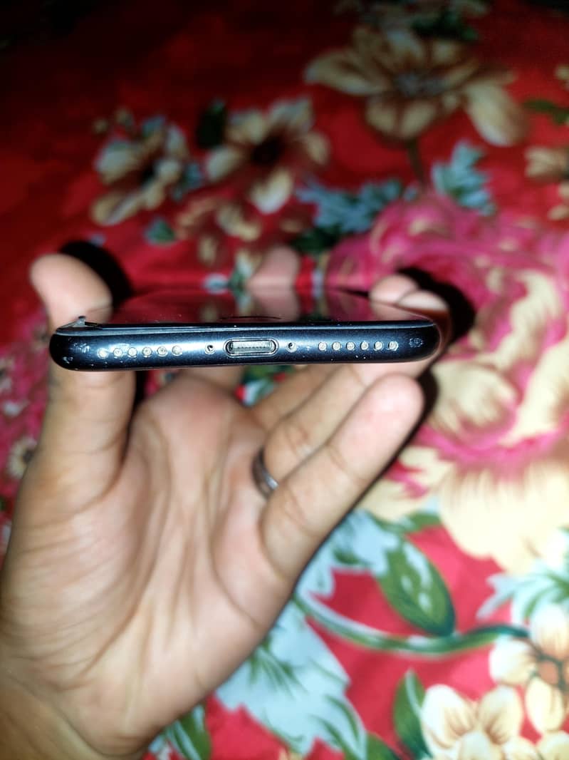 Apple iPhone 7 3