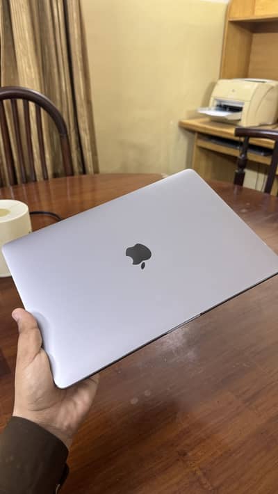 MacBook Pro 13" (2018) Touch Bar | Intel Core i7 16GB RAM / 512GB SSD